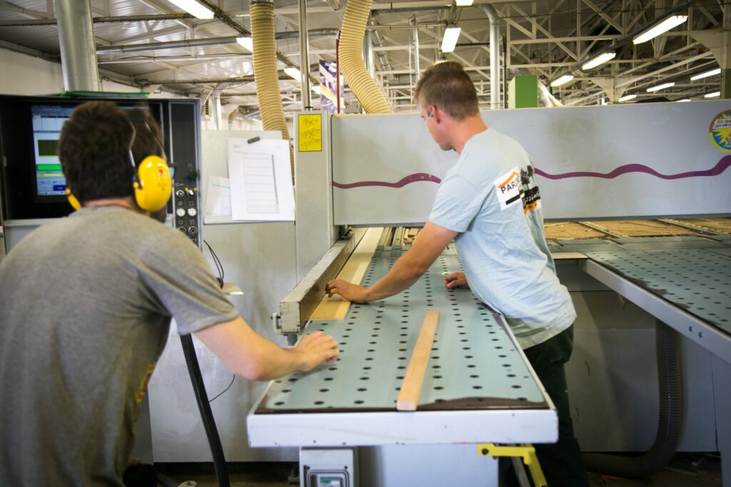 La fabrication de nos coffrets premium à l’ESAT Thierry Albouy