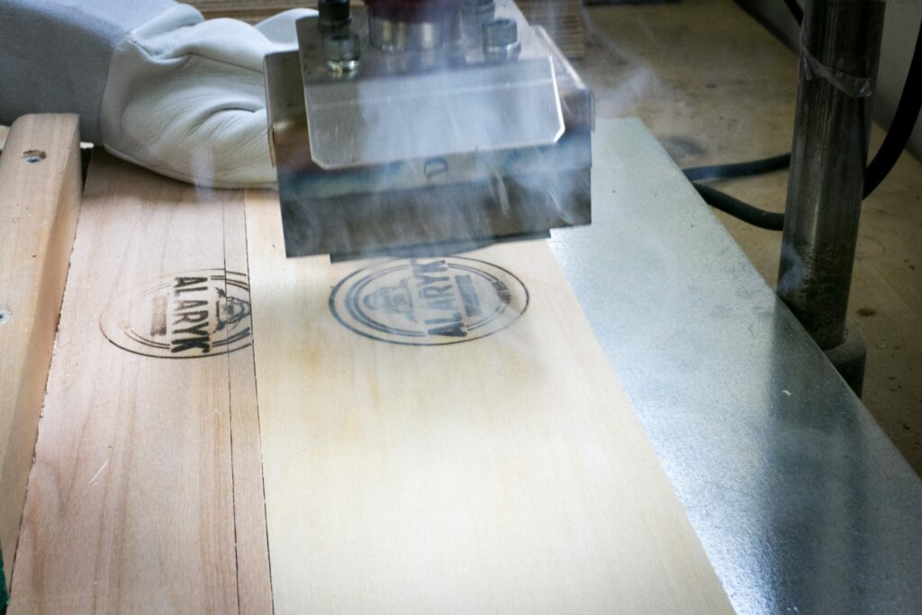 La fabrication de nos coffrets premium à l’ESAT Thierry Albouy