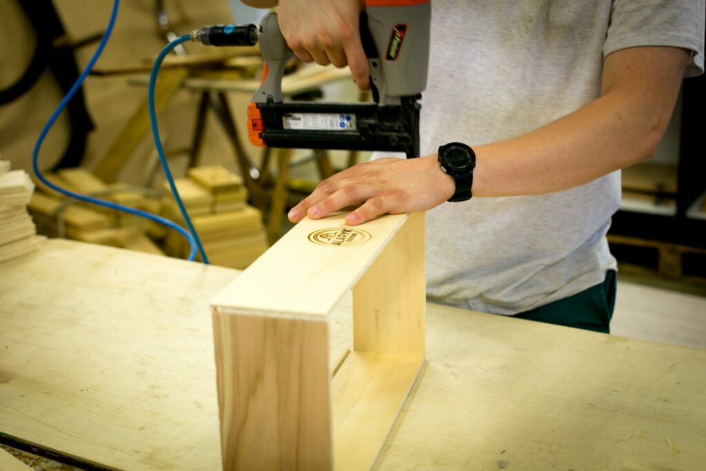 La fabrication de nos coffrets premium à l’ESAT Thierry Albouy