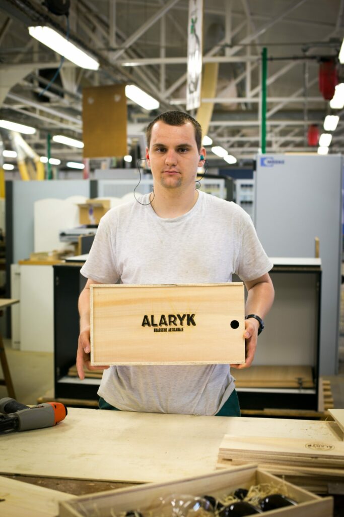 La fabrication de nos coffrets premium à l’ESAT Thierry Albouy