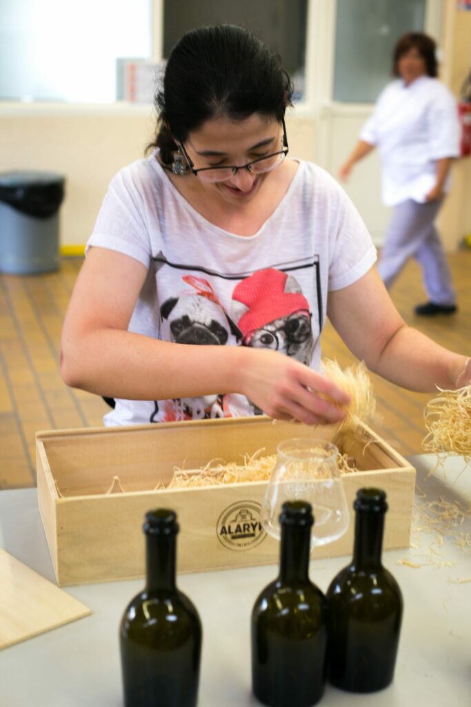 La fabrication de nos coffrets premium à l’ESAT Thierry Albouy